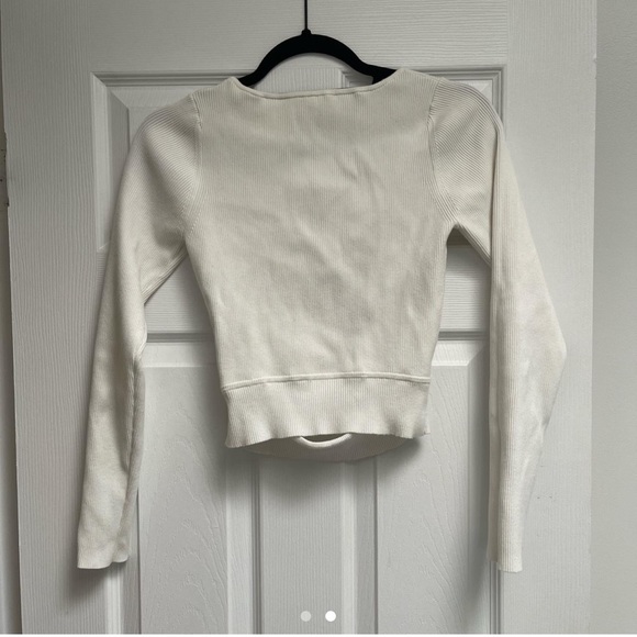 Aritzia cut out shirt - Picture 2 of 2
